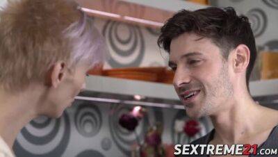Fit mature babe seduces young stud into hardcore sex - veryfreeporn.com