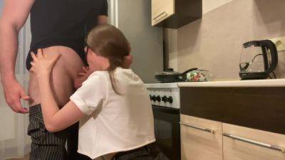 Young Slut Gets An Orgasm In The Kitchen - hclips.com